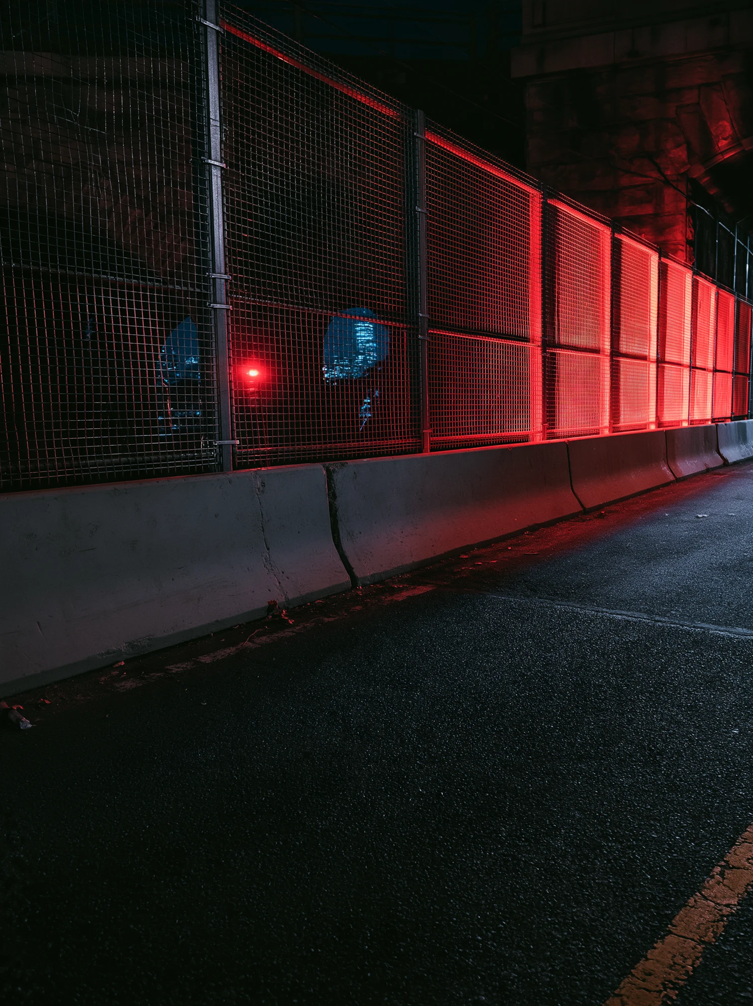 红光下的夜间街道